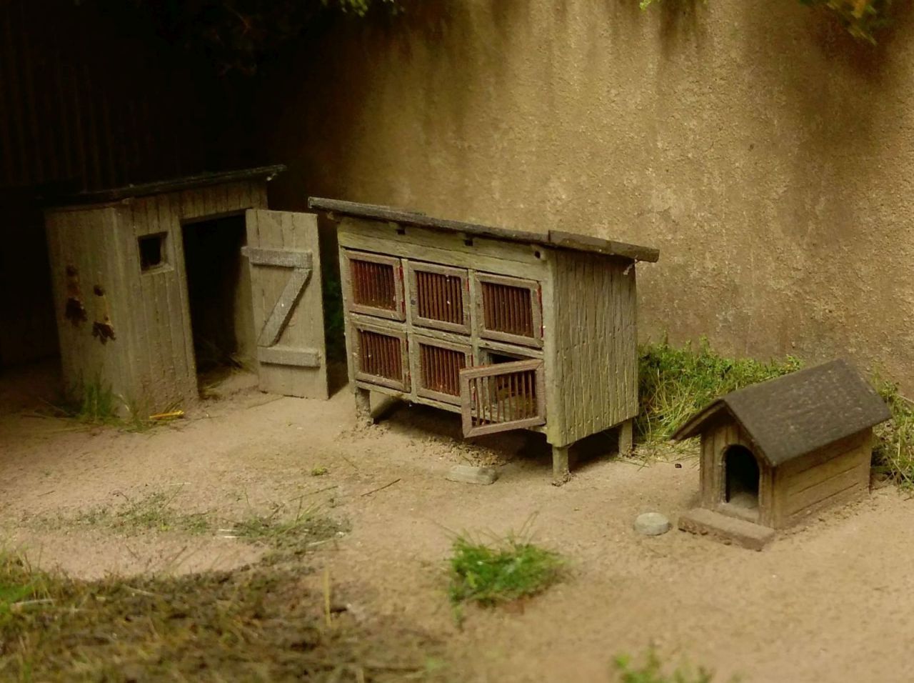Model Scene 98523 vidéki udvar, nyúlketrec, kutyaház, fészer KIT (1:87)