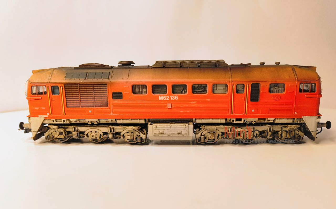 Roco 63396 MÁV M62 136 Szergej dízelmozdony, rácsos szélvédő, antikolva (1:87)