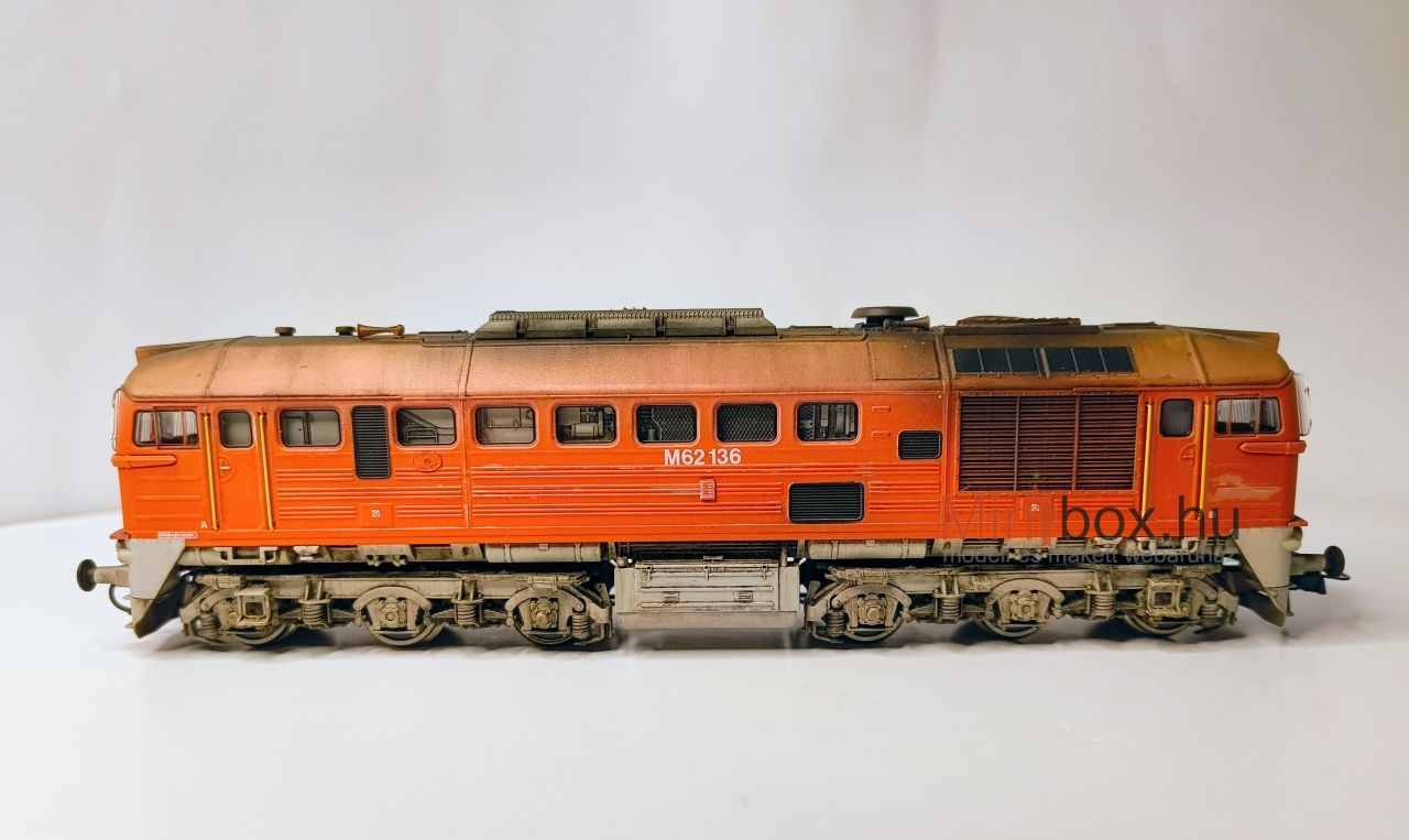 Roco 63396 MÁV M62 136 Szergej dízelmozdony, rácsos szélvédő, antikolva (1:87)