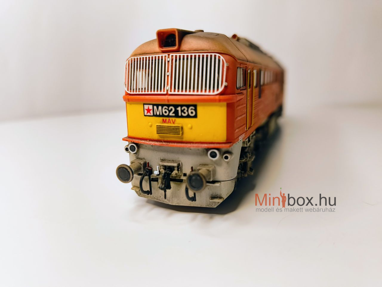 Roco 63396 MÁV M62 136 Szergej dízelmozdony, rácsos szélvédő, antikolva (1:87)