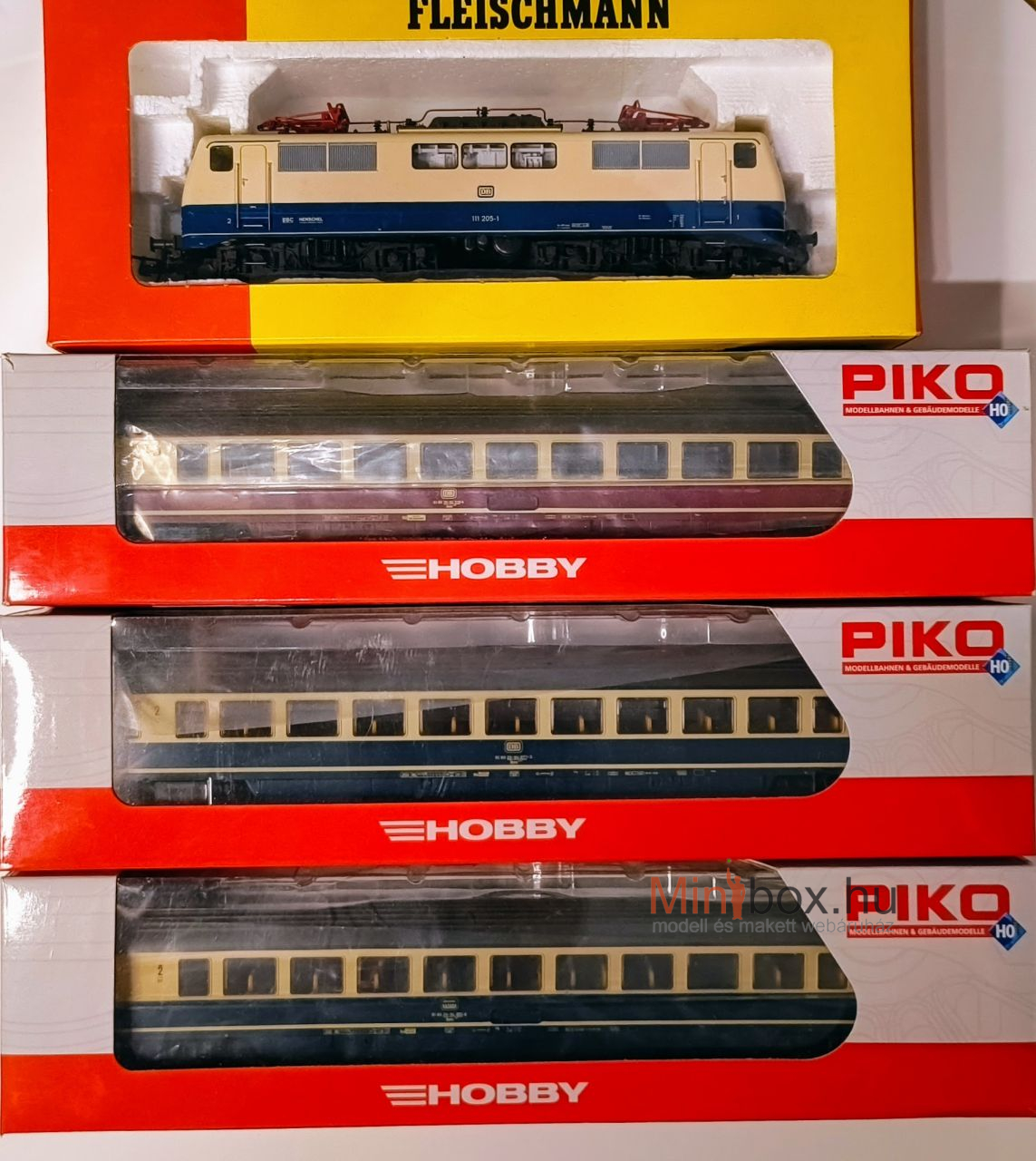 Fleischmann 4348 DB 111 205-1 villanymozdony + 3 db Piko IC személykocsi (1:87)