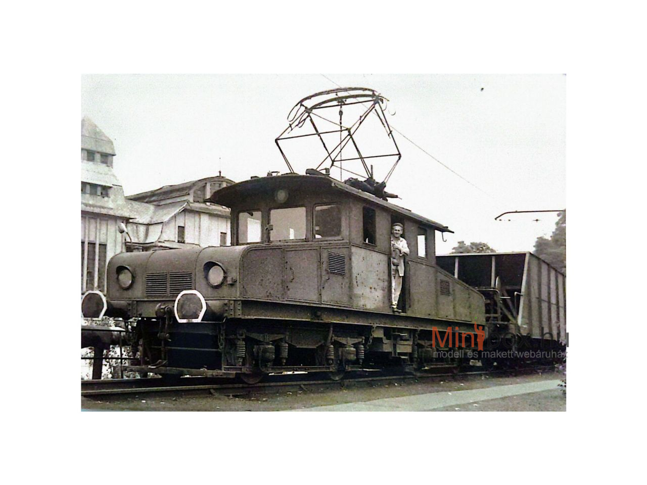 Stil Nuovo Feketén-fehéren sorozat - Mecseki szénbányák II. villamos mozdonya képeslap (15x10)