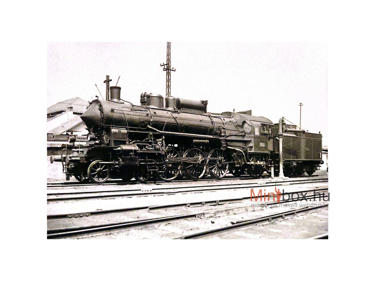 Stil Nuovo Feketén-fehéren sorozat - MÁV 301.020 gőzmozdony a Keletiben képeslap (15x10)