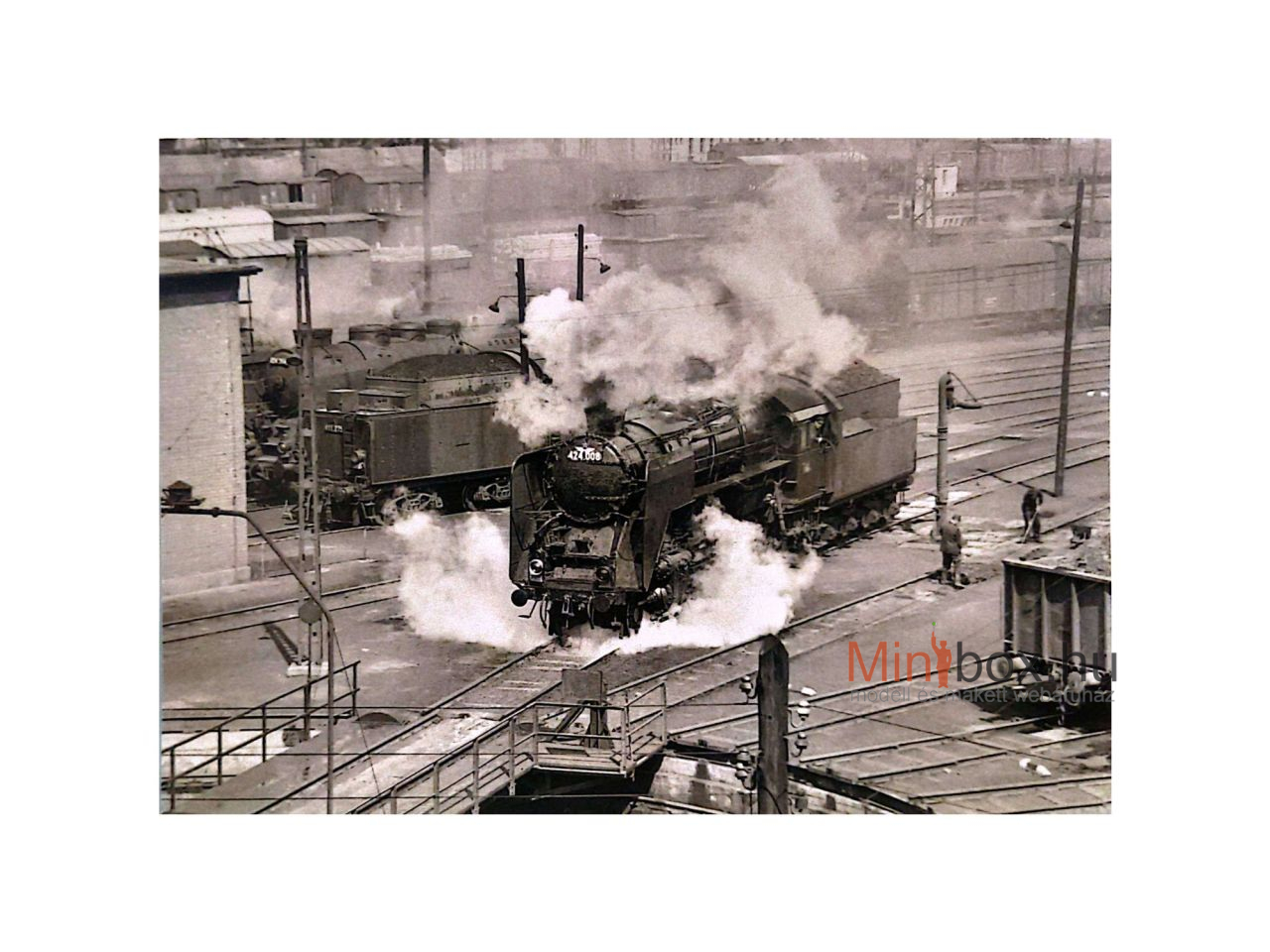 Stil Nuovo Feketén-fehéren sorozat - MÁV 424.008 Bivaly Ferencvárosban képeslap (15x10)