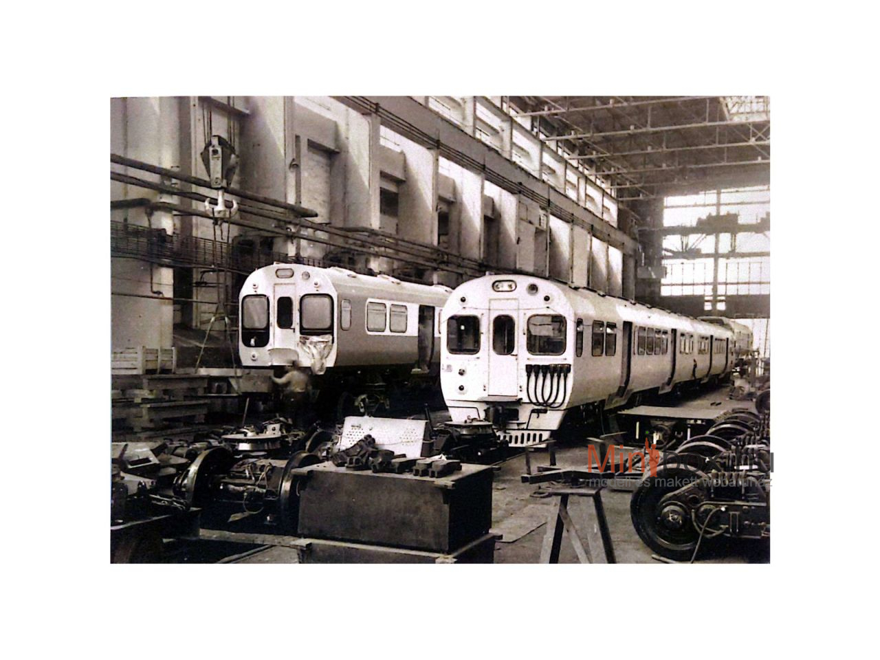 Stil Nuovo Feketén-fehéren sorozat - új-zélandi motorvonatok a Ganz gyárban képeslap (15x10)