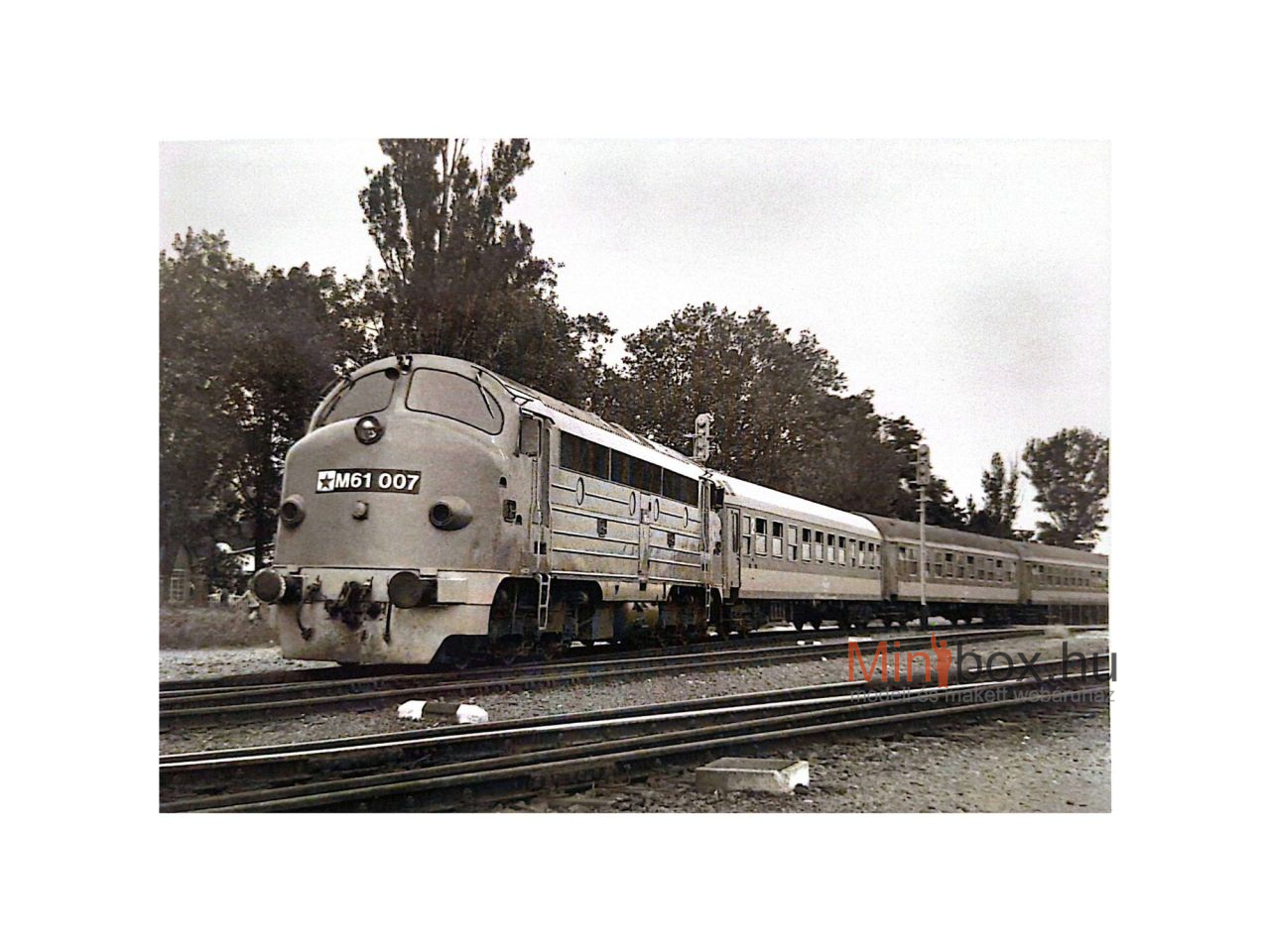 Stil Nuovo Feketén-fehéren sorozat - MÁV M61 007 Nohab Zalaegerszegen képeslap (15x10)