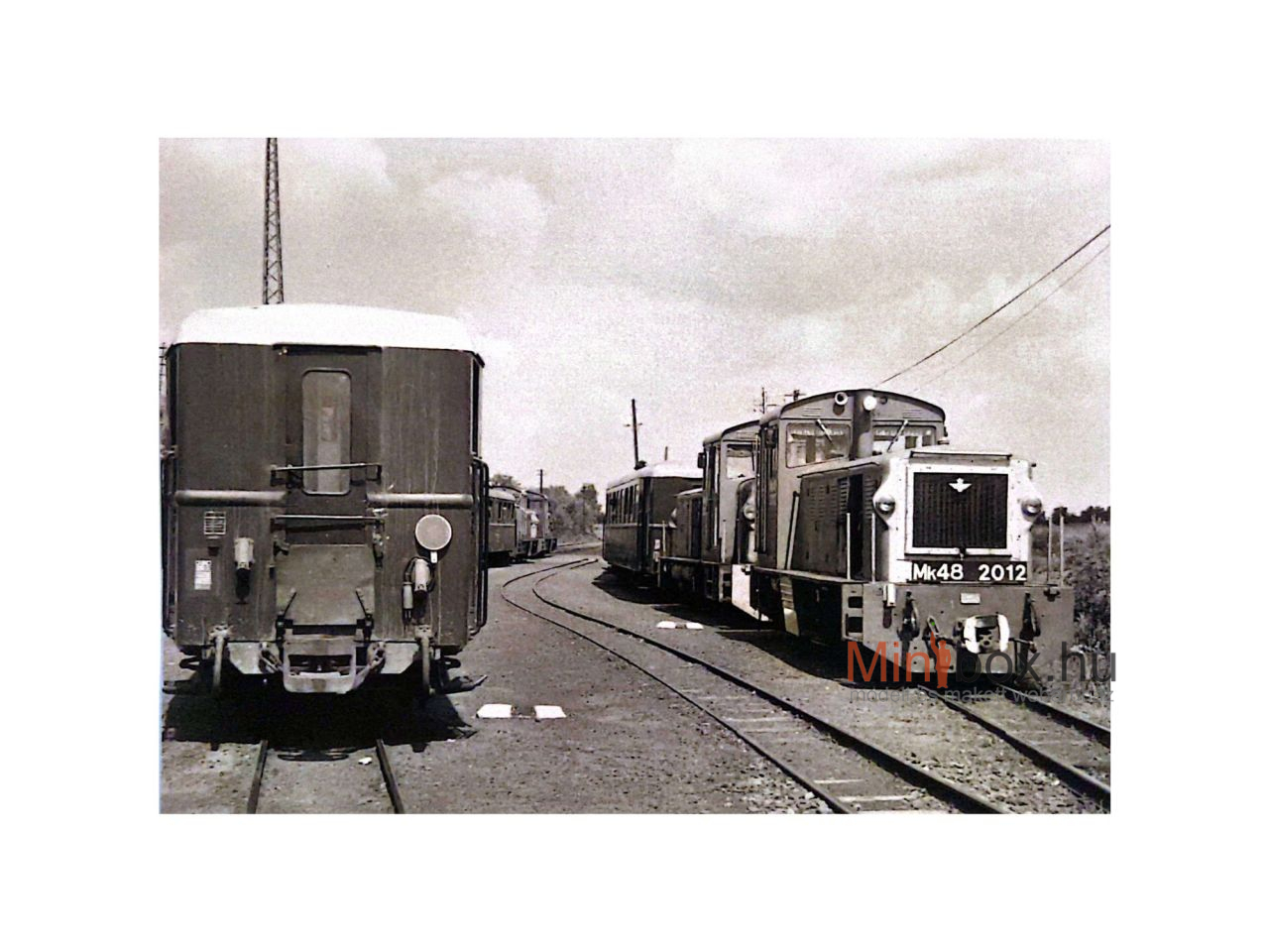 Stil Nuovo Feketén-fehéren sorozat - Mk48-as mozdonyok a Nyírvidéki Kisvasúton képeslap (15x10)