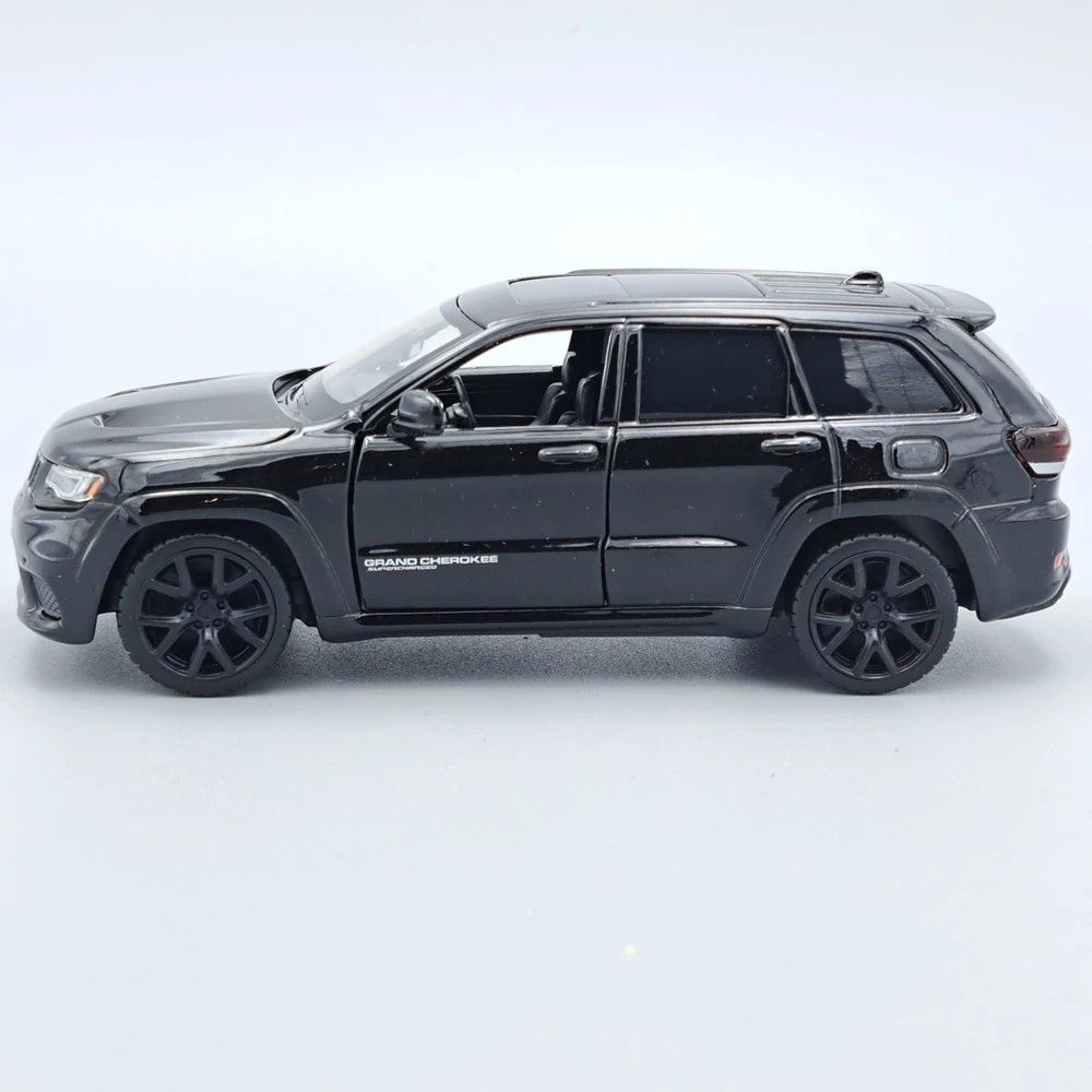 Tayumo Jeep Grand Cherokee fekete modellautó (1:36) Tayumo Jeep Grand Cherokee fekete modellautó (1:36)